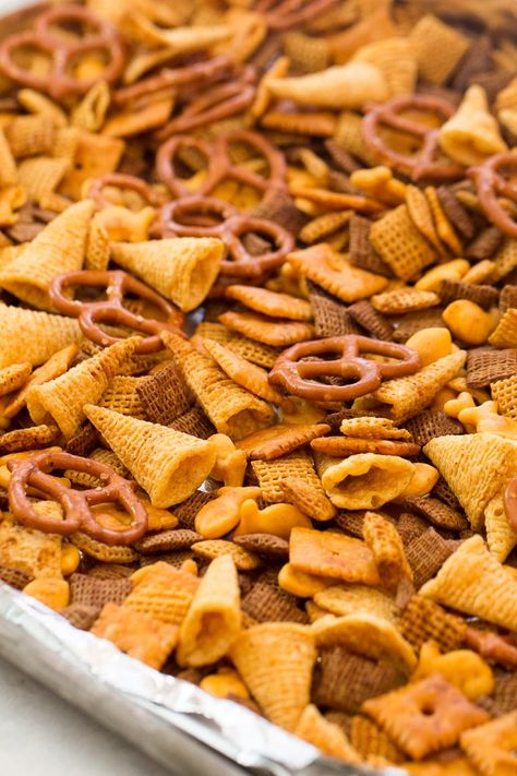 Smoked Snack Mix Recipes, Smoked Chex Mix Recipes, Cheddar Chex Mix Recipe, Cheese Chex Mix Recipes, Cheese Chex Mix, Christmas Trash, Dips Appetizers, Party Mix Snacks, Chex Party Mix