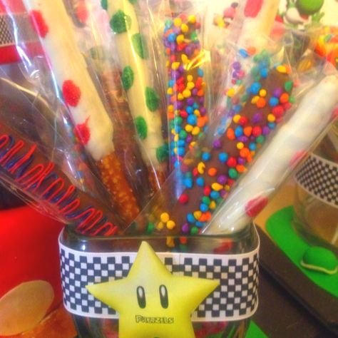 Mario Kart Themed Chocolate Covered Pretzels Mario Pretzel Rods, Super Mario Pretzel Rods, Mario Pretzels, Papas Birthday, Marshmallows Pops, Pretzel Ideas, Super Mario 5, Team Treats, Chocolate Business