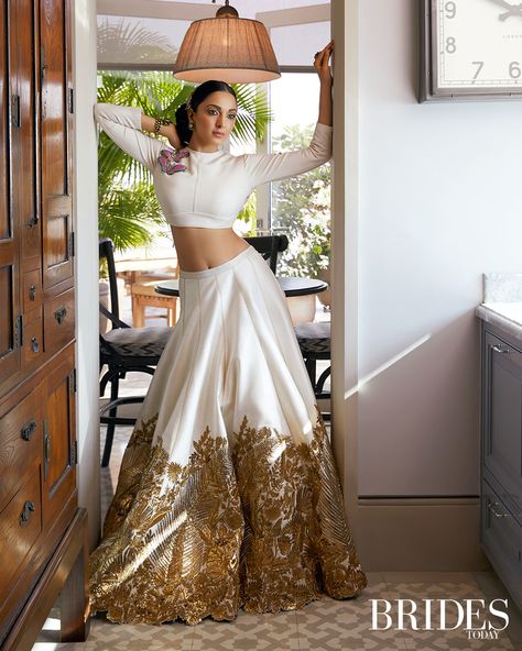 In an Iridescent Affair, gorgeous Kiara sets the summer tones for all the AntiTrend Cocktail Brides in our S/S ‘20 ceremonial collection on the Feb 2020 BridesToday coverstory 🤍 Kiara Advani Lehenga, Kiara Advani Outfits, Crop Top Skirt Set, Kiara Advani, Crop Top Skirt, Lehenga Designs, Designer Dresses Indian, Deepika Padukone, Indian Designer Wear