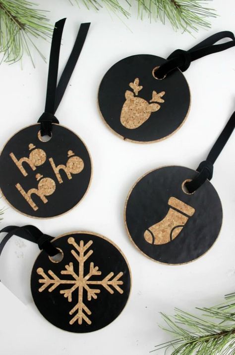 Cork Christmas Ornaments, Christmas Wooden Tree, Plywood Christmas, Toy Christmas Tree, Ideas Decoracion Navidad, Cork Christmas, Christmas Tree Wooden, Ornaments Diy Christmas, Christmas Tree Toys