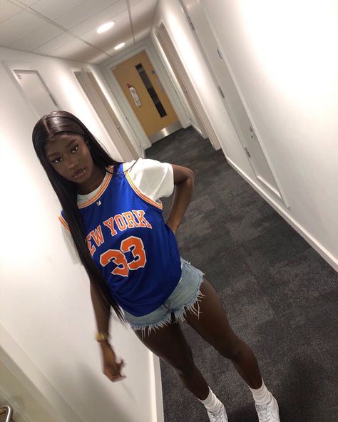 March Madness Outfit, 2000s Party Outfits, Jersey Dress Outfit, Basketball Jersey Outfit, Jersey Outfits, Fire Shoes, Jersey Party, Nba Outfit, Clueless Outfits