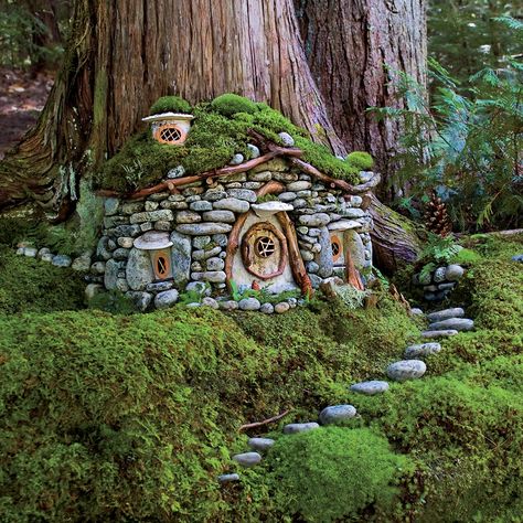 Casa Do Hobbit, Large Fairy Garden, Moss Gardens, Stump Ideas, Garden Creatures, Fairy Ideas, Holiday Gnomes, Fairy Tree Houses, Fairy Stuff