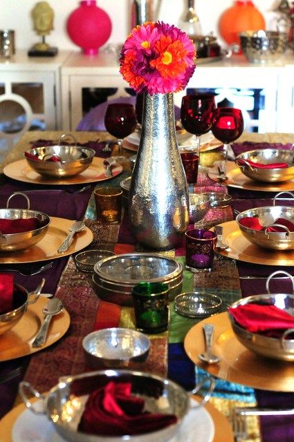 Beautiful Indian inspired table Curry Night Table Setting, Curry Table Setting, Indian Dinner Party Table, Indian Dinner Table Decor, Indian Dinner Party Decorations, Indian Dinner Table Setting, Indian Tablescape, Indian Table Setting, Indian Decoration Ideas