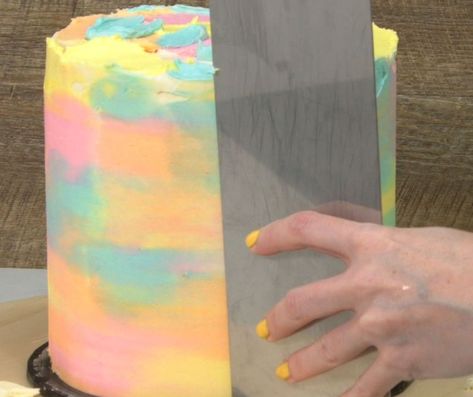 Diy Tie Dye Cake Frosting, Tye Dye Icing, Smeared Icing Cake, Tyedye Cake Ideas, Tie Dye Cake Diy, Tie Dye Icing Cake, Tie Dye Buttercream Frosting, Multi Colored Cake Frosting, Tie Dye Birthday Cake Diy