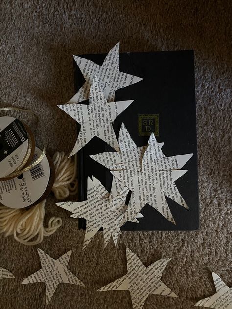 String Stars Diy, Paper Stars Aesthetic, Pinboard Ideas Aesthetic, Pinboard Ideas, Stars Aesthetic, Star Aesthetic, Space Aesthetic, Junior Prom, Ribbon Diy