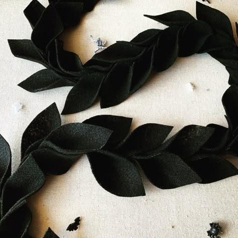 Felt Leaf Garland, Cute Garland, Magnolia Leaf Garland, Felt Leaf, Diy Skulls, Garland Halloween, Ghost Candles, Halloween Door Mat, Adornos Halloween