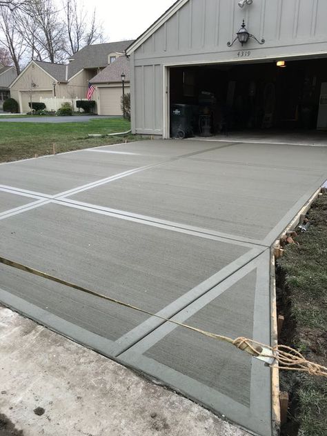 Design Per Patio, Concrete Path, Cement Patio, Concrete Patio Designs, Driveway Paving, Concrete Walkway, Painted Front Porches, Driveway Design, Painting Concrete Porch