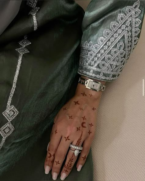 Henna For Ramadan, Henna Designs Ramadan, Ramadan Nails, Lebanese Folklore, Minimalist Henna Design, Henna Designs Aesthetic, Ramadan Mehndi Designs, Henna Ramadan, Henna Eid