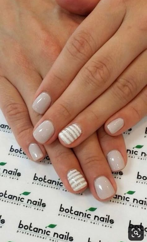 Neutral Nails Short With Design, Casual Dip Nails, French Manicure Square Nails Short, Elegant Trendy Nails, Fun Neutral Nails Nailart, Simple Nails Winter Classy, Liquid Gel Nails Designs Short, Two Color Gel Nails, Professional Short Nails For Work