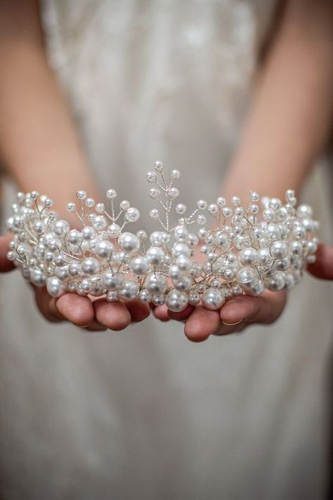 Diy Tiaras And Crowns, Diy Tiara, Bridal Crown Tiara, Flower Hair Accessories Wedding, Headpiece Diy, Veil Accessories, Bead Hair Accessories, Crystal Bridal Tiaras, Pearl Tiara