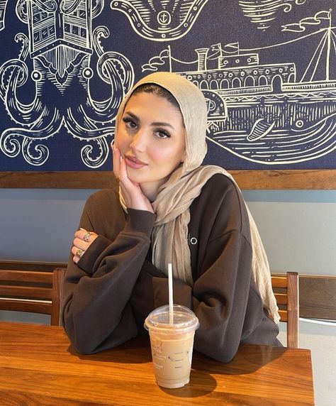 Ig : noorjawadd Feeling Pretty, Hijab Fashion Inspiration, Hijab Outfit, Designs To Draw, Hijab Fashion, Modest Fashion, Bags Designer, Fall Winter, Style Inspiration