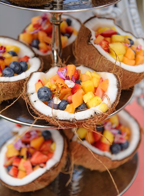 Ideas Para Catering, Tropisk Fest, Fiesta Tropical, Bridal Shower Food, Shower Food, Hawaiian Party, Tropical Party, Snacks Für Party, Luau Party