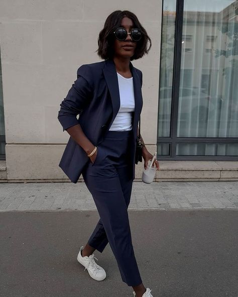 Popular French-girl outfit in Paris with suit Black Suit With Sneakers Woman, Dressing Professional, French Girl Outfits, Mode Dope, Sneakers Outfit Work, Conference Outfit, Suits And Sneakers, Corporate Baddie, Look Zara