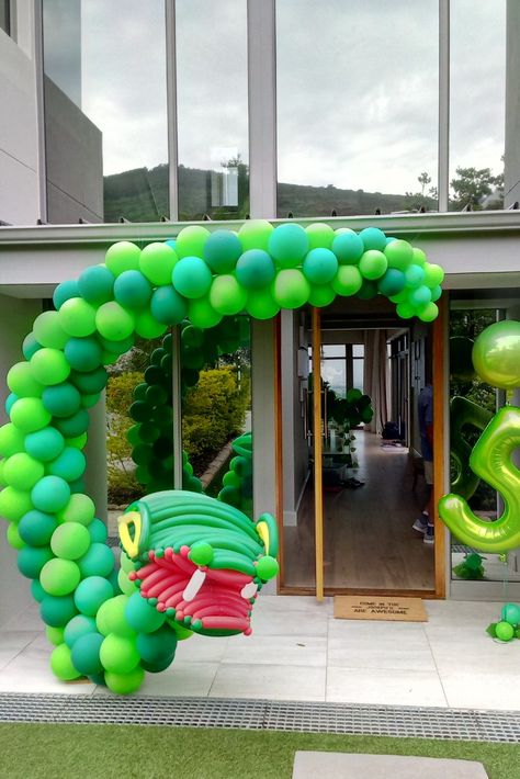 Reptile parties are becoming more and more popular. We made this SNAKE arch for a 5th Birthday for a great boy. WELCOME
#balloons #balloonarch #balloondecorations #balloonsmiami #balloonart #olgaballoons #шарикимайами #organicarch #reptileparty #snakearch #greenarch #partydecor Snake Decorations Birthday Parties, Snake Party Decorations Diy, Snake Balloon Arch, Reptile Balloon Garland, Snake Balloon, Snake Birthday Party, Snake Cake, Glow Dance, Snake Birthday