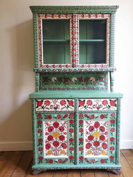 Folk Art Kitchen, Folk Furniture, Shabby Chic Cabinet, Folk Decor, Dresser Painted, Painted Cupboards, Polish Folk Art, Kitchen Dresser, Green Ground