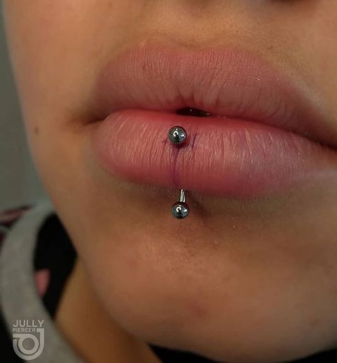 Vertical Labret Piercing Aesthetic, Vertical Piercing, Vertical Labret Piercing, Vertical Labret, Piercing Labret, Piercing Inspo, Face Piercings, Labret Piercing, Piercing Ideas