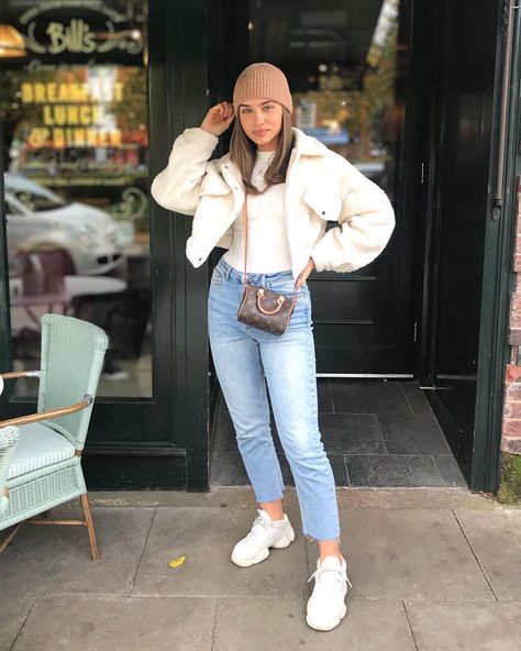 Hollie Louise on Instagram: “🐻💛” Denim Jacket Outfit Winter, White Denim Jacket Outfit, Cropped Jacket Outfit, Mom Jeans Outfit Winter, Winter Jacket Outfits, Mom Jeans Outfit, Fall Trends Outfits, Denim Jacket Outfit, White Denim Jacket