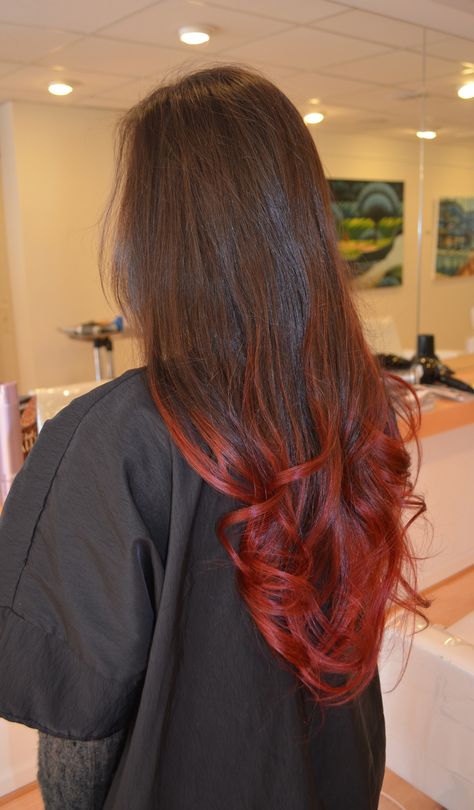 Red ombre #salonsimis Brown Hair Red Tips, Red Hair Ends, Brown Hair Fade, Red Hair Fade, V Cut Hairstyle, Dyed Ends Of Hair, Red Hair Tips, Red Balayage Hair, Natural Brown Hair