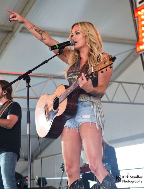 Miranda Lambert Selfie, Meghan Patrick, Miranda Lambert Photos, Miranda Lambert, Pole Fitness, Carrie Underwood, Country Singers, Country Girl, Latest Pics