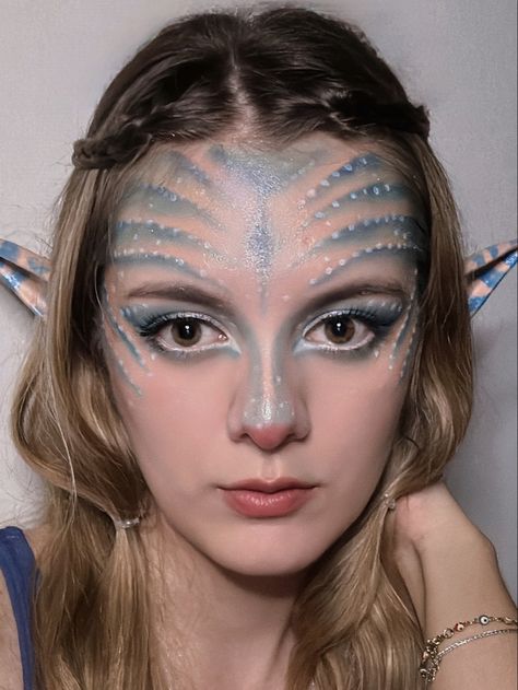 Simple Avatar Makeup, Simple Fantasy Makeup, Avatar Makeup Look Simple, Avatar Headpiece, Avatar Makeup Halloween, Avatar Make Up, Avatar Inspired Makeup, Avatar Face Paint, Sea Monster Costume