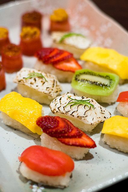 Sushi Birthday, Ice Cube Tray Recipes, Sweet Sushi, Fruit Sushi, Sweet Sticky Rice, Dessert Sushi, Japanese Party, Asian Party, Sushi Party