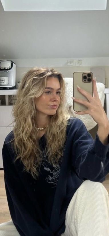 Blonde Naturally Wavy Hair, Blonde Curtain Bangs Wavy Hair, 90s Layered Hair Curly, Haircut Layers Wavy Hair, Shaggy Wavy Haircut, Soft Layers Wavy Hair, Natural Wavy Hair With Layers, Long Hair Cuts With Layers Wavy, Wavy Frizzy Haircut