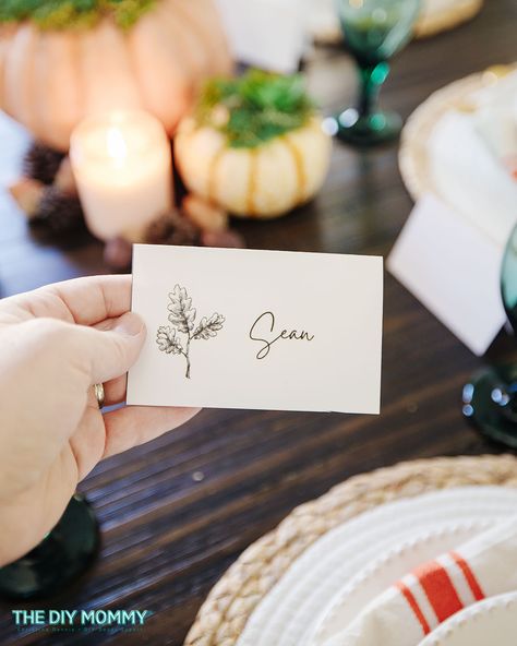 Free Printable Thanksgiving Name Tags for Your Table | The DIY Mommy Free Printable Thanksgiving Place Cards, Thanksgiving Name Tags, Thanksgiving Diy Decor, Happy Thanksgiving Friends, Table Decorating Ideas, Thanksgiving Friends, Free Printable Thanksgiving, Name Tag Templates, Diy Mommy