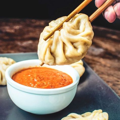 Veg Momos Recipe Video, Wheat Momos Recipe, Schezwan Paneer, Paneer Momos, Veg Momos Recipe, Chili Chutney, Veg Momos, Momos Recipe, Dim Sum Recipes