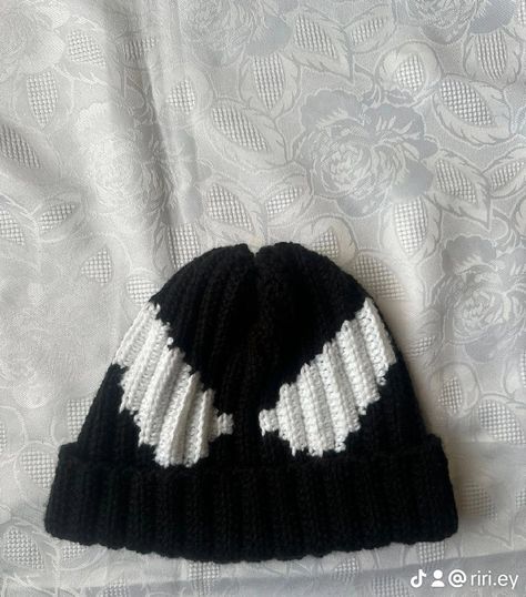 Crochet Hat Ideas Aesthetic, Batman Beanie Crochet, Amurgami Crochet, Venom Beanie, Black Beanie Crochet, Batman Crochet Hat, Crochet Beanie Ideas, Crochet Fairy, Things To Crochet