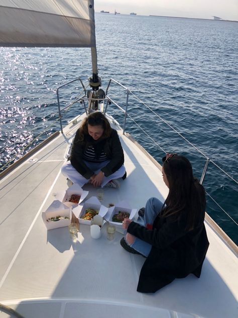 Insolit lunch on a boat - friends - sun Lunch On A Boat, Dinner On A Boat, Boat Friends, On A Boat, Speed Boats, Summer Vibes, Sailing, Vision Board, Sun