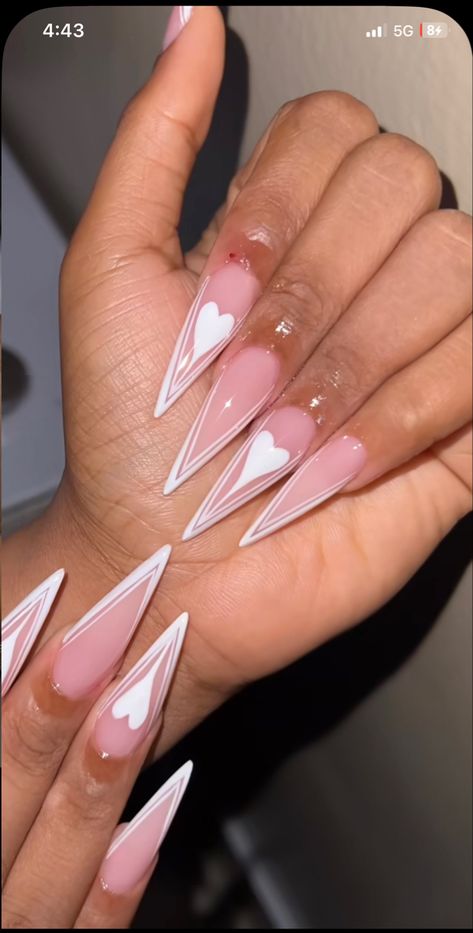 Clear Stilleto Nails, Birthday Nails Pointy, Stalitoes Nails Design, Basic Stiletto Nails, Cute Pointy Nails, Cute Stilletos Nails, Stilleto Nails French Tip Designs, Pink French Tip Stiletto Nails, Staleto Nails Long Design