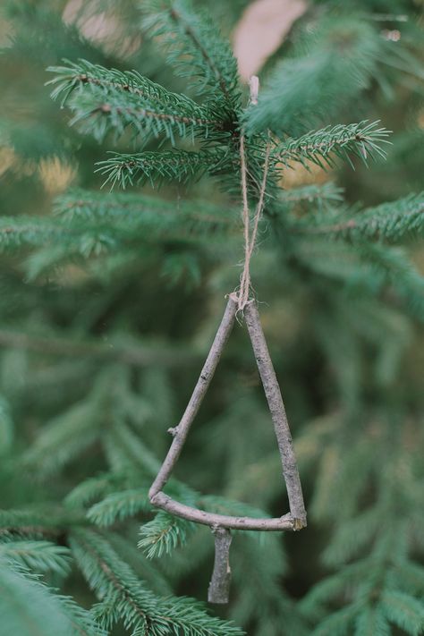 Craft rustic Stick Christmas Ornaments with our step-by-step guide. Add natural charm to your holiday decor this season! Nature Christmas Ornaments For Kids, Christmas Crafts Nature, Holiday Nature Crafts, Nature Christmas Decorations, Diy Nature Ornaments, Rustic Christmas Ornaments Diy, Stick Christmas Ornaments, Vintage Christmas Diy, Natural Christmas Decorations