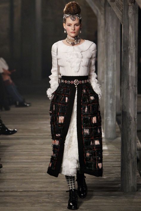 Chanel Pre-Fall 2013 Fashion Show - Sara Blomqvist Moda Chanel, Chanel Outfit, Poppy Delevingne, Mary Stuart, Medieval Style, Chanel Couture, Chanel Fashion, Runway Collection, Royal Fashion