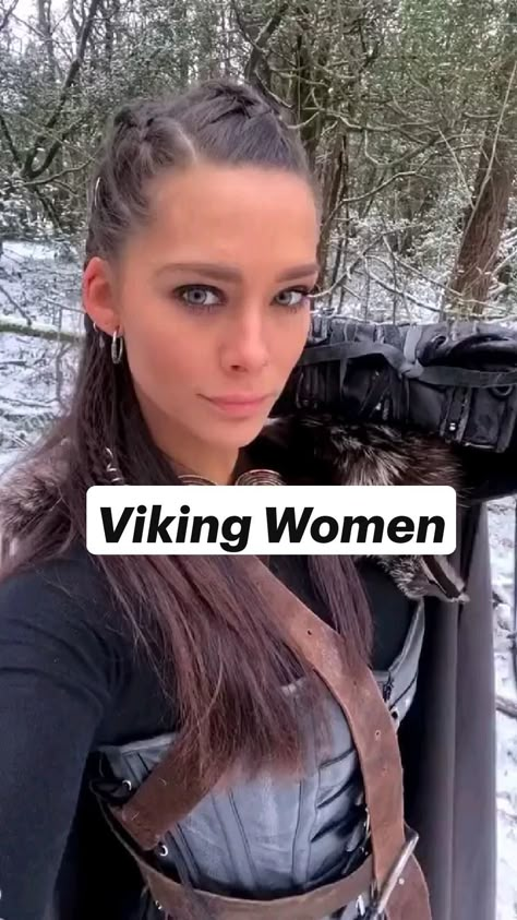 Female Vikings Costume, Vikings Costume Diy Women, Viking Costumes Female, Viking Outfit Woman Diy, Viking Female Outfit, Viking Cosplay Female Diy, Vikings Costume Female, Viking Costume Couple, Warrior Costume Diy