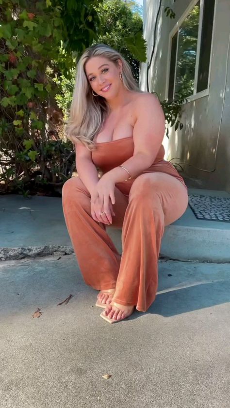 She is my Fav Plus size model Blonde Plus Size Women, Fashion Fails, Blonde Hair Girl, Curvy Style, Twin Beds, One Friend, Hour Glass, Queen Size Bed, Fashion Fail