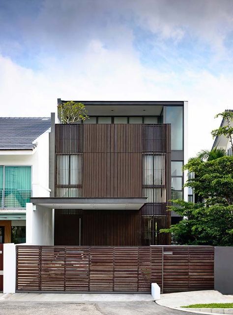 Stunning semi-detached house in Singapore: Eng Kong Garden Singapore House, Semi D, Arch House, Narrow House, Design Exterior, Residential House, Architecture Exterior, Facade Architecture, Facade Design