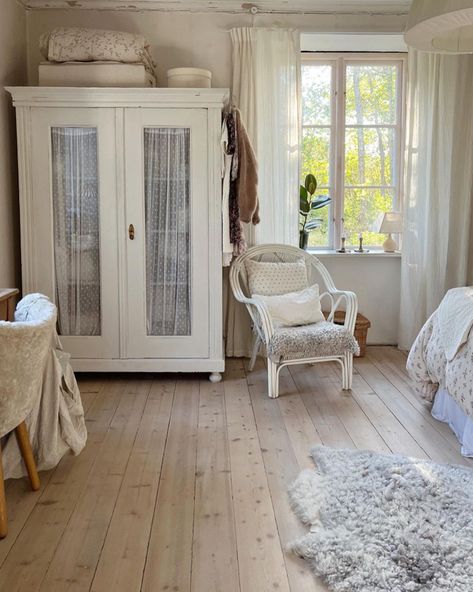 Swedish Houses Interior, Swedish Interior Design Bedroom, Scandinavian Bedroom Ideas Swedish Style, Swedish Home Interior, Swedish Home Aesthetic, Swedish Interiors Country, Swedish Summer House Interiors, Swedish Bedroom Scandinavian Style, Swedish Style Home