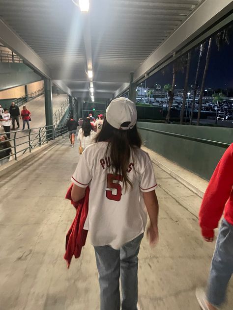 Baseball Game Pictures, Summer Baseball Game Outfit, Hat Hairstyles Baseball, Baseball Game Aesthetic, Baseball Jersey Outfit Women, Baseball Hat Hairstyles, Baseball Jersey Outfit, Baseball Hat Outfit, Game Aesthetic