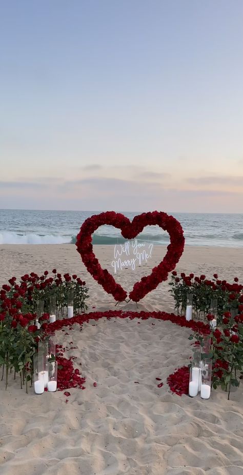 Marry Me Roses Proposal, Good Proposal Ideas, Cute Beach Proposal Ideas, Engagement Suprise Idea, Dream Proposal Beach, Beach Proposal Ideas Surprise Sunset, Beach Marriage Proposal Ideas, Small Intimate Beach Wedding Ideas, Simple Wedding Proposal Ideas