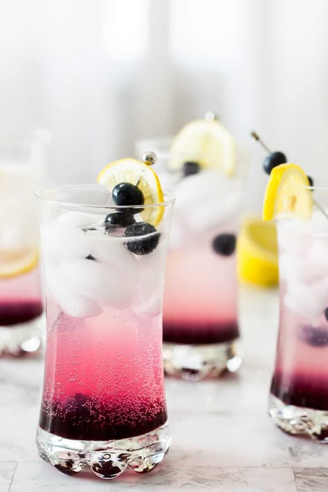 Sparkling blueberry vodka lemonade is the perfect cocktail for summer. Refreshing and so easy to prepare, this drink will be a rockstar in your parties! Blueberry Vodka Drinks, Alcoholic Lemonade Drinks, Easy Vodka Cocktail, Alcoholic Drinks Vodka, Drinks Com Vodka, Blueberry Simple Syrup, Blueberry Cocktail, Vodka Cocktails Easy, Blueberry Vodka