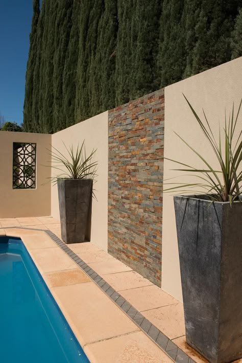 Outdoor Wall Garden Ideas, Fence Cladding Ideas, Yard Wall Design, Rendered Fence, Outdoor Feature Wall Ideas, Pool Wall Design, Wall Tiles Outdoor, Fence Cladding, Stone Garden Wall