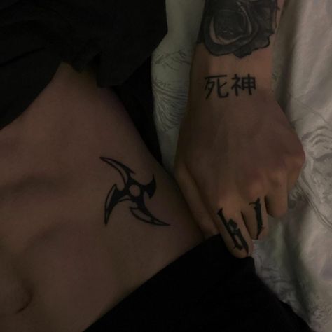 Shuriken Tattoo Simple Male Tattoos Aesthetic, Shuriken Tattoo, Hip Tattoo Men, Pelvic Tattoos, Abdomen Tattoo, Butterfly Tattoos Images, Photo Minimal, Karma Tattoo, Small Chest Tattoos