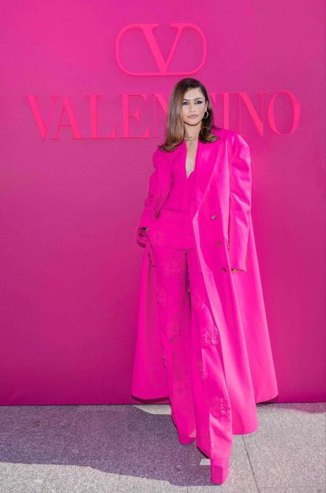 Pink Suits Women, Pink Suits, Pierpaolo Piccioli, Monochromatic Fashion, Pink Suit, Looks Chic, Pink Outfit, Wear Pink, Pink Fashion