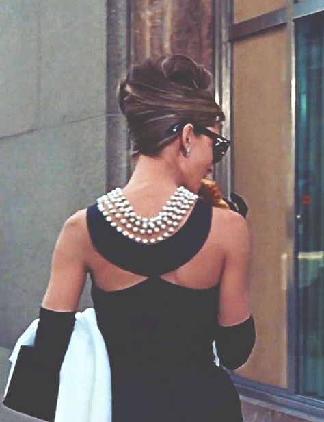 Audrey hepburn style #fashion #happy #love Audrey Hepburn Outfit, Don Pedro, Bridget Bardot, Rocker Girl, Audrey Hepburn Style, Hepburn Style, Taylor Hill, Back Necklace, Breakfast At Tiffanys