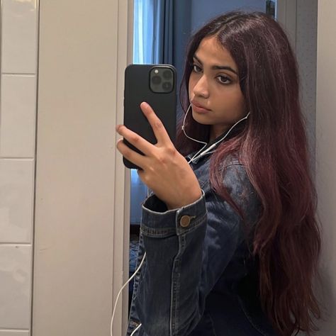 @lmaoavni on insta Red Hair Indian, Red Hair On Brown Skin, Dark Cherry Hair Color, Dark Cherry Hair, Wine Red Hair Color, Dark Burgundy Hair, Pelo Chocolate, Hair Jazz, Indian Hair Color