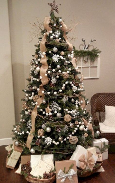 Farmhouse Christmas Tree Ideas, Amazing Christmas Trees, Christmas Tree Decor Ideas, Tree Decor Ideas, Garland Ideas, Christmas Tree Decorating Themes, Flocked Christmas Trees Decorated, Farmhouse Christmas Tree, Christmas Tree Inspiration