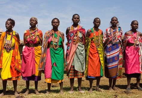 National dress of Kenya – easy, bright and heavily decorated clothing - Nationalclothing.org Kenyan Clothes, Kenyan Dress, Kenyan Clothing, Kenya Clothing, Masai Tribe, Afrikaanse Mode, National Dress, African People, Kitenge