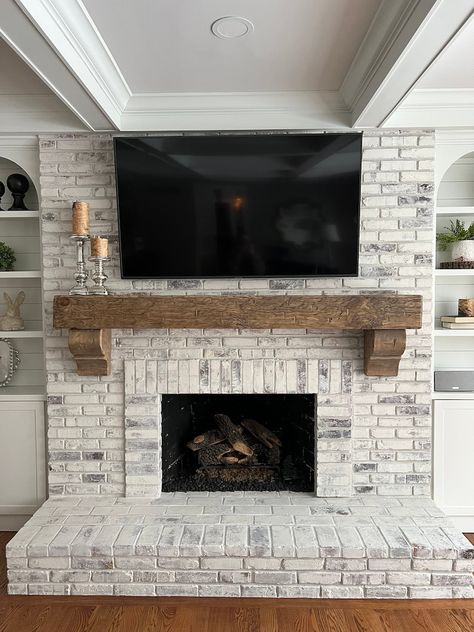 White Wash Brick Fireplace, Red Brick Fireplaces, White Brick Fireplace, White Wash Brick, Brick Fireplace Makeover, Farmhouse Fireplace, Fireplace Remodel, Home Fireplace, Painted Brick