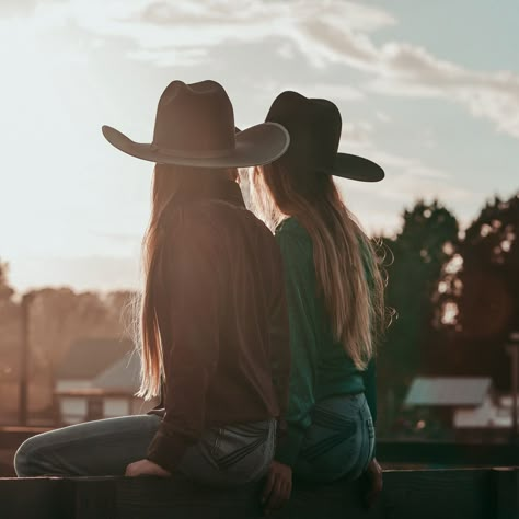 ft mini me @skylar.alexis12 💞 . . . . . . . #cowboy #western #feed #pinterest #horses #photoinspiration #photography #aesthetic #punchy #cowgirl #explore #smallcreator Western Sisters Photoshoot, Cute Western Pictures, Country Best Friend Pictures, Cowgirl Senior Pictures, Western Photoshoot Ideas, Western Pics, Punchy Cowgirl, Western Photo Shoots, Cowgirl Photography