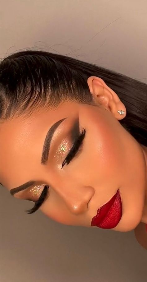 Machiaj Smokey Eyes, Holiday Makeup Christmas, Red Lipstick Makeup Looks, Red Makeup Looks, Party Makeup Tutorial, Birthday Makeup Looks, Red Lips Makeup Look, Gold Makeup Looks, Party Makeup Looks